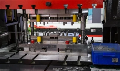 Come calcolare la forza di stampaggio di precisione e ridurre il carico di pu...